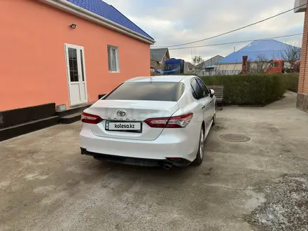 Toyota Camry 2019 года за 14 000 000 тг. в Атырау – фото 4