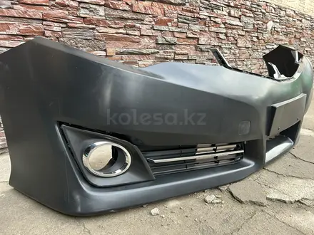 Бампер передний Toyota Camry 50 USA SE за 22 000 тг. в Алматы – фото 2