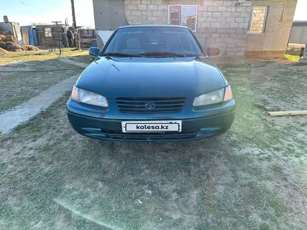 Toyota Camry 1997 года за 2 000 000 тг. в Актобе – фото 17