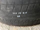 Резина 225/55 r17 одиночка, Bridgestone за 5 000 тг. в Алматы