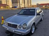 Mercedes-Benz E 230 1997 годаүшін2 800 000 тг. в Караганда – фото 2