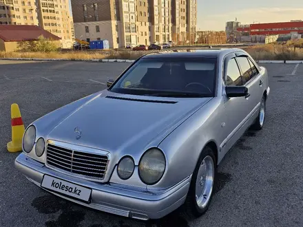 Mercedes-Benz E 230 1997 года за 2 800 000 тг. в Караганда – фото 2