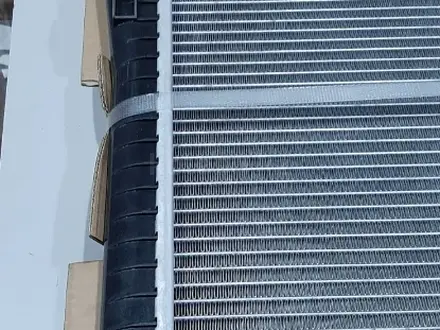 Радиатор охлаждения Mercedes W202 W210 механика за 35 000 тг. в Караганда – фото 2