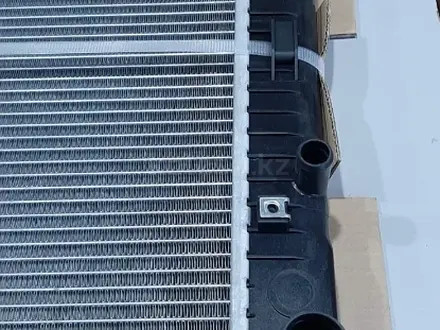 Радиатор охлаждения Mercedes W202 W210 механика за 35 000 тг. в Караганда – фото 3