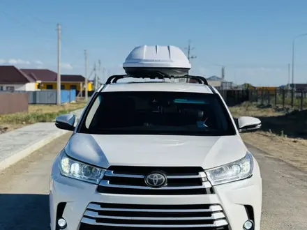 Toyota Highlander 2017 года за 11 500 000 тг. в Атырау – фото 2