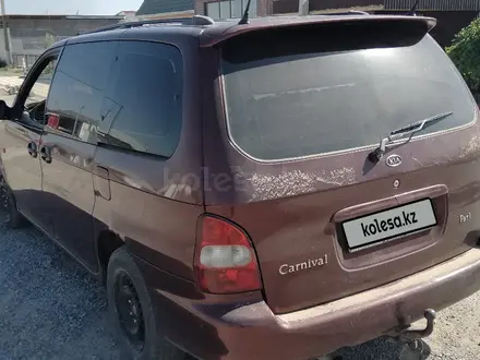 Kia Carnival 1999 года за 1 450 000 тг. в Абай (Келесский р-н) – фото 2