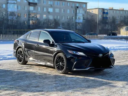 Toyota Camry 2022 года за 16 500 000 тг. в Актобе – фото 2