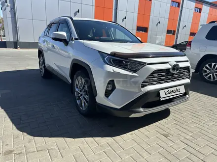 Toyota RAV4 2021 года за 19 000 000 тг. в Атырау – фото 3