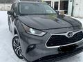 Toyota Highlander 2023 года за 26 800 000 тг. в Уральск