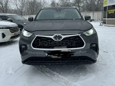 Toyota Highlander 2023 года за 26 800 000 тг. в Уральск – фото 3