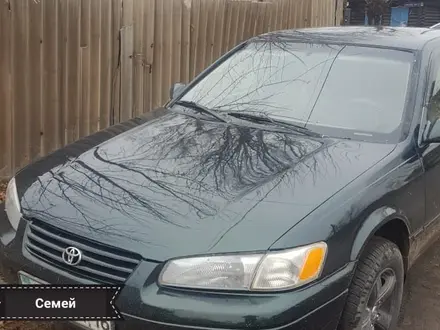 Toyota Camry 1998 года за 3 200 000 тг. в Семей – фото 2