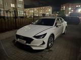Hyundai Sonata 2023 года за 10 500 000 тг. в Актобе – фото 2