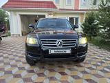 Volkswagen Touareg 2006 года за 10 500 000 тг. в Астана – фото 2