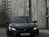 Toyota Camry 2021 года за 17 800 000 тг. в Алматы – фото 2