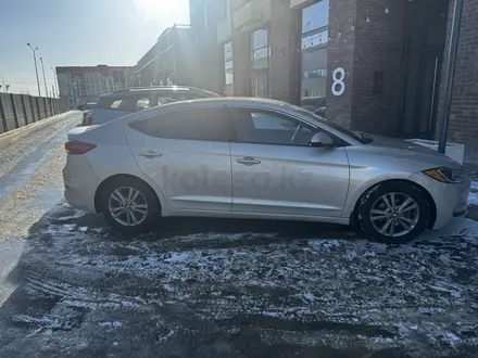 Hyundai Elantra 2017 года за 6 300 000 тг. в Атырау – фото 2