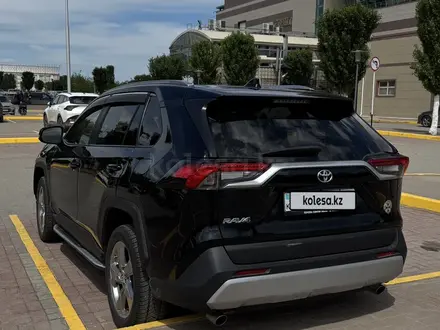 Toyota RAV4 2022 года за 13 000 000 тг. в Актобе – фото 3