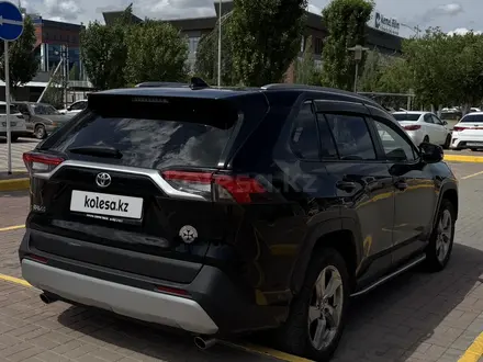 Toyota RAV4 2022 года за 13 000 000 тг. в Актобе – фото 4