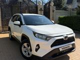Toyota RAV4 2021 года за 13 000 000 тг. в Уральск