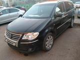 Volkswagen Touran 2009 года за 3 700 000 тг. в Астана – фото 2