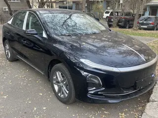 Hongqi E-QM5