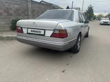 Mercedes-Benz E 230 1993 года за 1 576 732 тг. в Алматы – фото 4