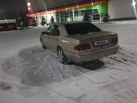 Mercedes-Benz E 230 1996 года за 1 500 000 тг. в Алматы – фото 2