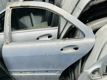 W220 задний левый Дверь за 5 000 тг. в Алматы