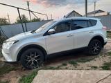 Toyota RAV4 2018 года за 12 500 000 тг. в Актобе – фото 2