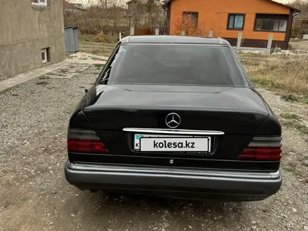 Mercedes-Benz E 220 1994 года за 3 000 000 тг. в Бесагаш – фото 4