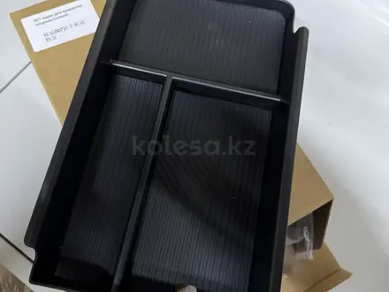 Ящик в подлокотник ZEEKR 007 за 1 000 тг. в Алматы – фото 2