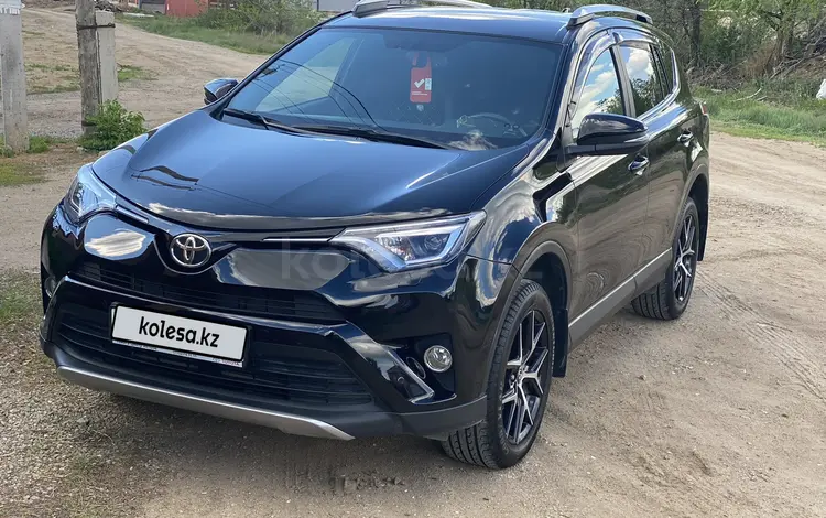 Toyota RAV4 2017 года за 13 500 000 тг. в Актобе