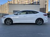 Hyundai Elantra 2017 года за 7 500 000 тг. в Уральск – фото 2