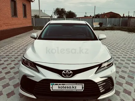 Toyota Camry 2023 года за 16 500 000 тг. в Атырау