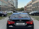 Toyota Camry 2021 года за 15 800 000 тг. в Актау – фото 2