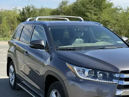 Toyota Highlander 2018 года за 17 500 000 тг. в Уральск – фото 2