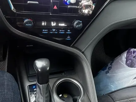 Toyota Camry 2020 года за 10 500 000 тг. в Семей – фото 2