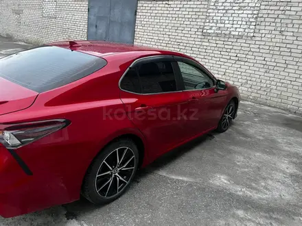 Toyota Camry 2020 года за 10 500 000 тг. в Семей – фото 4