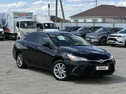 Toyota Camry 2016 года за 8 500 000 тг. в Атырау – фото 2