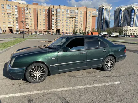 Mercedes-Benz E 240 1998 года за 2 400 000 тг. в Астана – фото 2