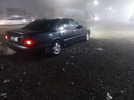 Mercedes-Benz E 320 1998 года за 2 500 000 тг. в Алматы