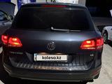 Volkswagen Touareg 2010 годаүшін11 000 000 тг. в Риддер – фото 2