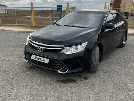 Toyota Camry 2015 года за 10 500 000 тг. в Актобе – фото 3