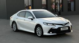 Toyota Camry 2021 года за 14 000 000 тг. в Актобе – фото 3