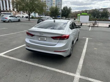 Hyundai Elantra 2017 года за 7 500 000 тг. в Атырау – фото 4