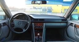 Mercedes-Benz E 220 1994 года за 2 100 000 тг. в Усть-Каменогорск – фото 5