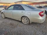 Toyota Camry 2003 года за 10 000 тг. в Актобе – фото 2
