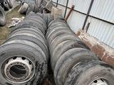 Грузовые шины с дисками 12R22.5 за 30 000 тг. в Туздыбастау