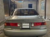 Toyota Camry 2000 года за 3 300 000 тг. в Мерке – фото 2