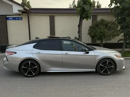 Toyota Camry 2019 года за 13 700 000 тг. в Шымкент – фото 2