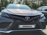 Toyota Camry 2022 года за 15 000 000 тг. в Уральск – фото 2